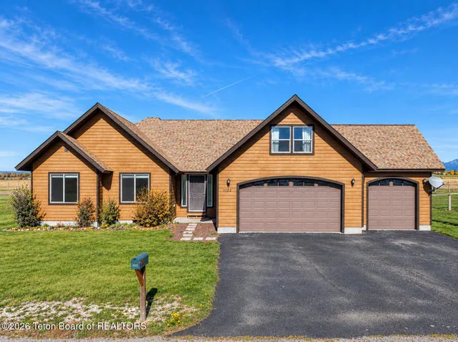 1122 CANOE Loop, Victor, ID 83455